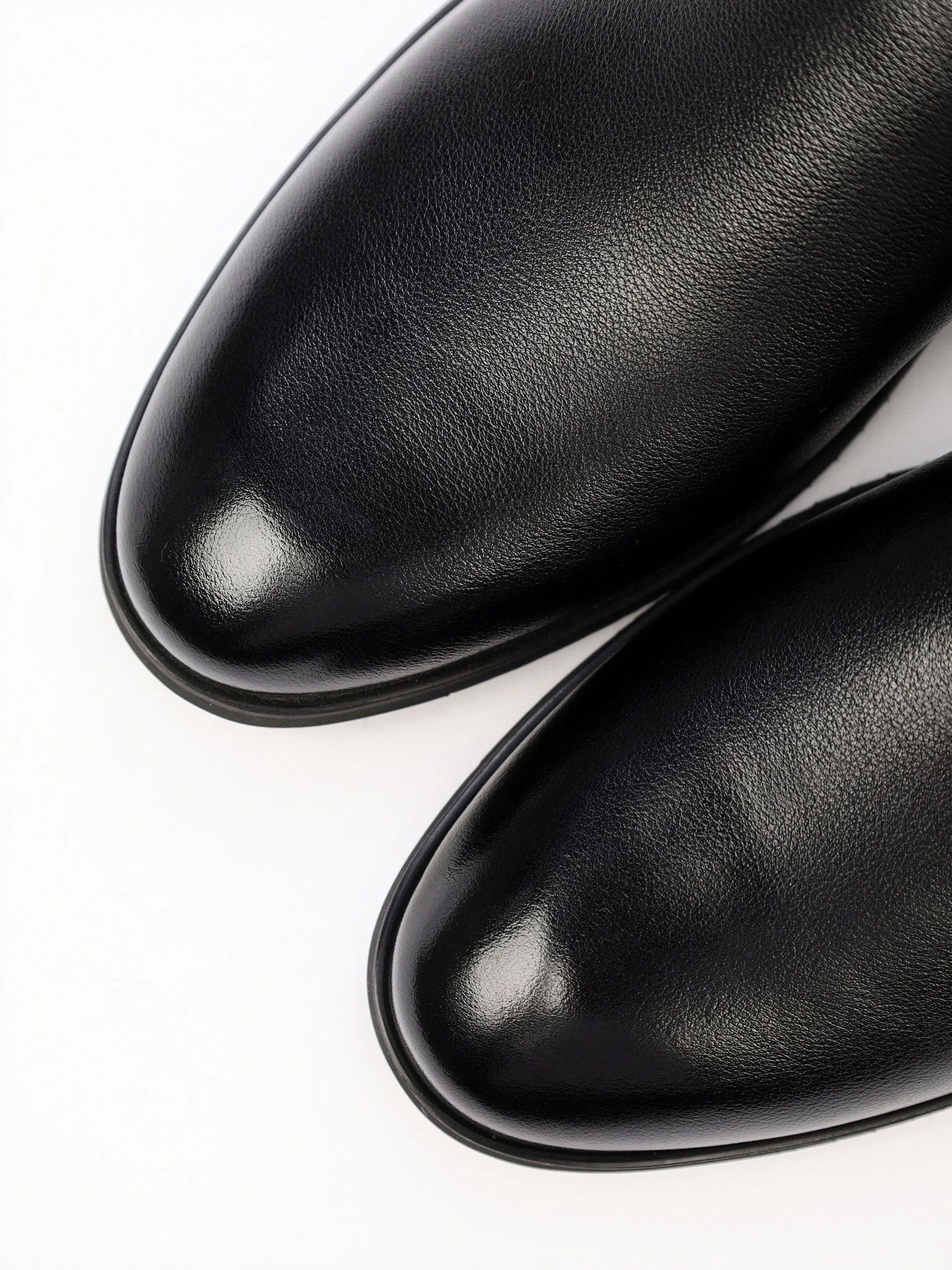 Туфли черного цвета с эластичными вставками на низком каблуке